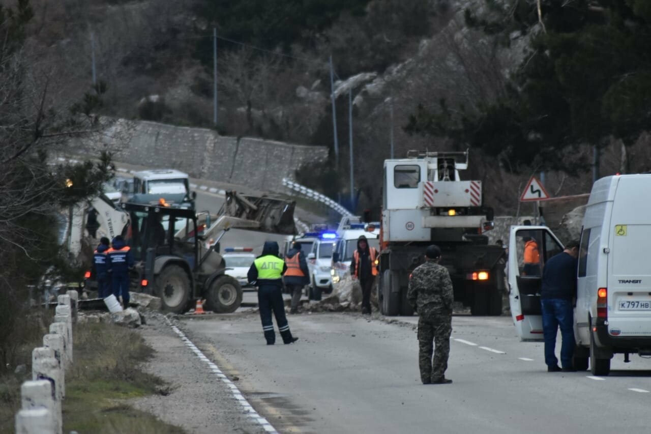 Что происходит в крыму последние новости. Оползень на трассе Ялта Севастополь. Обвал дороги в Ялте. Обвалы в Крыму. Авария в Крыму на трассе Севастополь Ялта сегодня.