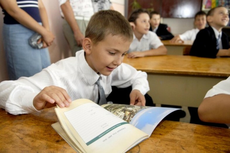 Ученик городского. Школа номер 2 Севастопольский ученик Егор Косов. Как ходят Севастопольский ученики в школу.