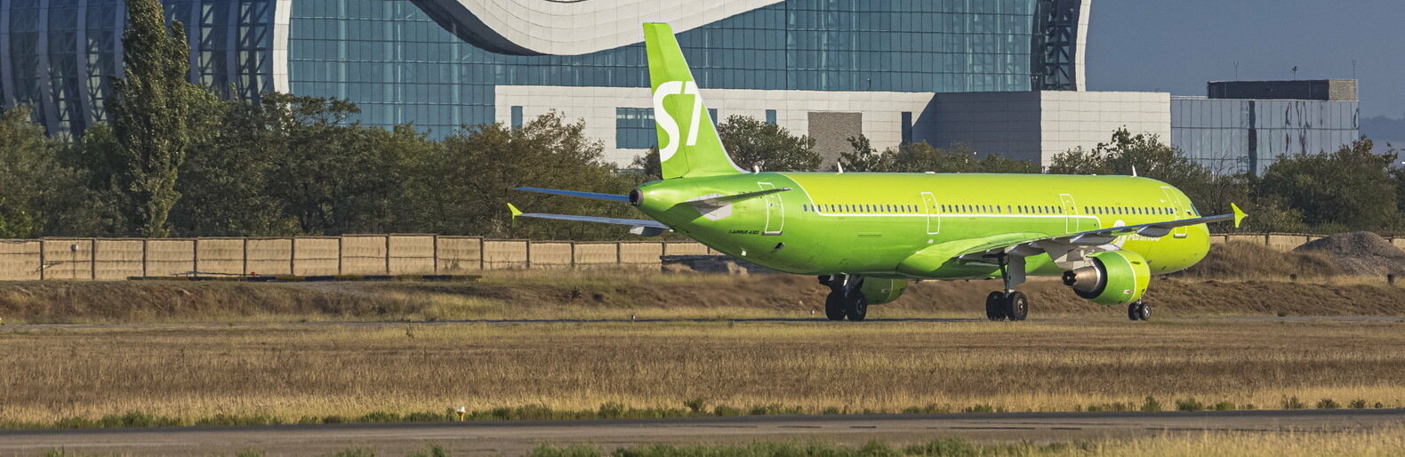 Рейс симферополь. Симферополь аэропорт s7 Airlines. S7 аэропорт Симферополь. Представитель s7 в Симферополе. Сыктывкар Симферополь самолеты.